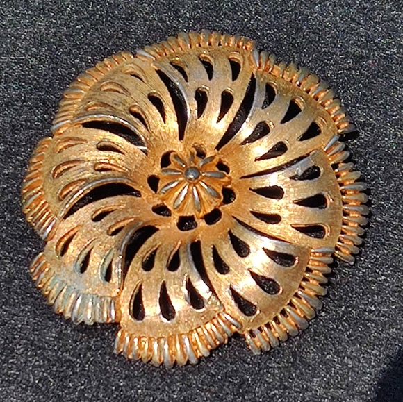 Vintage Jewelry - Vintage heavy gold flower brooch
